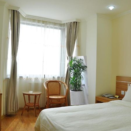 Super 8 Hotel Qingdao Railway Station Gui Zhou Road Exterior photo